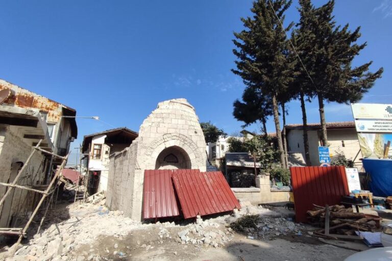 Antakya’da enkazın arasında kalan tarih yok ediliyor: Enkaz kaldırma durdurulsun!